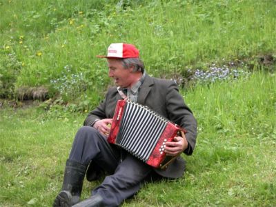neu-per-25-07-033102.jpg