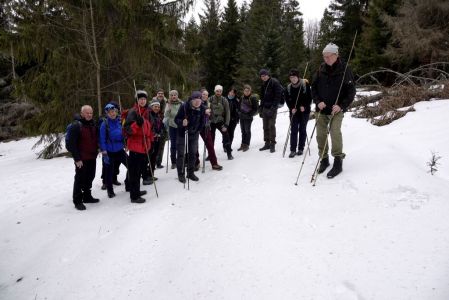 _dsc5289_gruppe_an_frische_wolfsspuren.jpg